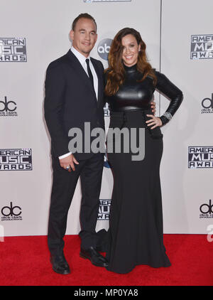 Alanis Morissette, Mario Treadway an 2015 Die American Music Awards, die in den Microsoft Theater in Los Angeles. November 22, 2015. Alanis Morissette, Mario Treadway - - - - - - - - - - - - - Red Carpet Event, Vertikal, USA, Filmindustrie, Prominente, Fotografie, Bestof, Kunst, Kultur und Unterhaltung, Topix Prominente Fashion/Vertikal, Besten, Event in Hollywood Leben - Kalifornien, Roter Teppich und backstage, USA, Film, Stars, Film Stars, TV Stars, Musik, Promis, Fotografie, Bestof, Kunst, Kultur und Unterhaltung, Topix, Vertikal, Familie von aus dem Jahr 2015, Inq Stockfoto