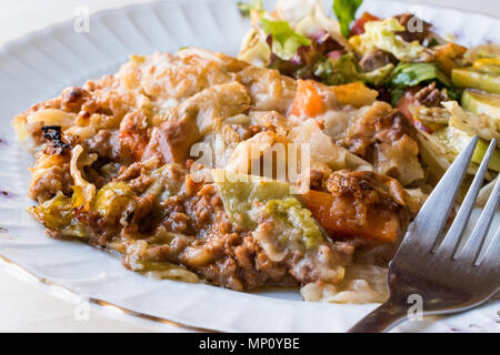 Vetegables Gratin mit Hackfleisch, Käse, serviert mit Salat. Traditionelle Speisen. Stockfoto