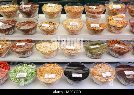 Verschiedene Nüsse und getrocknete Früchte in Schalen für Verkauf Stockfoto