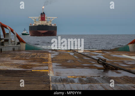 AHTS Schiff tun Statische tow Tanker anheben. Ozean Tug Jobs Stockfoto