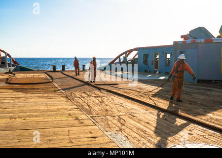 AHTS Schiff tun Statische tow Tanker anheben. Ozean Tug Jobs Stockfoto