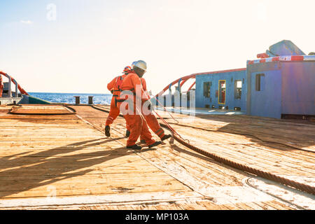 AHTS Schiff tun Statische tow Tanker anheben. Ozean Tug Jobs Stockfoto