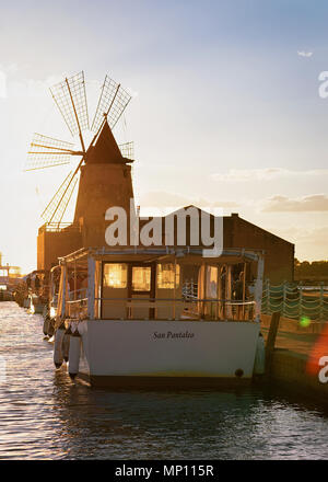 Marsala, Italien - 19 September 2017: Sonnenuntergang an der Windmühle in das Salz evoporation Teich in Marsala, Sizilien Insel, in Italien Stockfoto