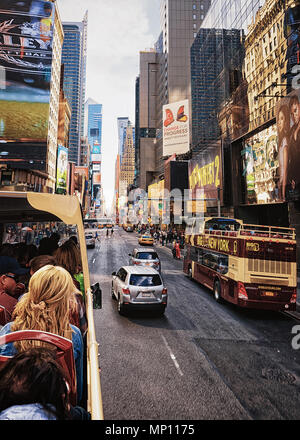 New York, Vereinigte Staaten - 26 April 2015: Ausflug mit dem Bus in Times Square am Broadway und 7th Avenue in Midtown Manhattan in New York, USA. Es ist eine kommerzielle Jun Stockfoto