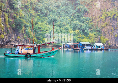 Halong, Vietnam - 23. Februar 2016: Boot zum schwimmenden Fischerdorf Halong Bay, Vietnam, Asien Stockfoto