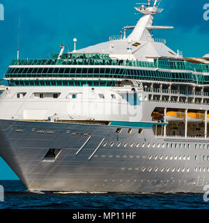 Luxusliner im Gange. Tour Reisen und Wellness Dienstleistungen Stockfoto