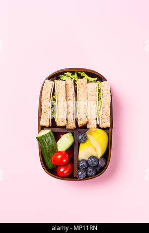 Schule Holz- Lunch Box mit Sandwiches Stockfoto