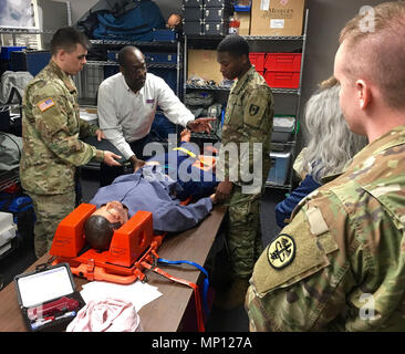 Krankenschwester, Erzieher, Leroy Cantrell von Defence Medical Readiness Training Institute, Joint Base San Antonio, zeigt Teilnehmer des Traumas Krankenpflege Core Kurs an Blanchfield Armee Community Hospital, wie man ein Becken- Schlinge verwenden. Cantrell reiste nach Blanchfield März 5 - 9 Die TNCC zu lehren und des Krankenhauses TNCC Programm auswerten. TNCC ist eine erforderliche Qualifikation für das Militär und den föderalen Dienst Krankenschwestern und auch dem medizinischen Personal die als Ersthelfer. Die Ausbildung verbessert die Fähigkeit der Teilnehmer zu schnell lebensbedrohliche Verletzungen erkennen, umfassend durch den Patienten, Beurteilung durchführen Stockfoto