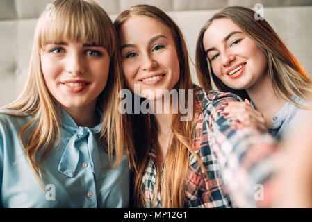 Portrait von drei junge lächelnde Freundinnen. Weibliche Freunde im Restaurant sitzen und Spaß haben, gossipers Konferenz Stockfoto