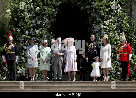 Doria Ragland, der Prinz von Wales und die Herzogin von Cornwall, der Herzog und die Herzogin von Cambridge mit Prince George und Prinzessin Charlotte verlassen St George's Chapel in Windsor Castle nach der Hochzeit von Prinz Harry und Meghan Markle. Stockfoto