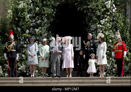 Doria Ragland, der Prinz von Wales und die Herzogin von Cornwall, der Herzog und die Herzogin von Cambridge mit Prince George und Prinzessin Charlotte verlassen St George's Chapel in Windsor Castle nach der Hochzeit von Prinz Harry und Meghan Markle. Stockfoto