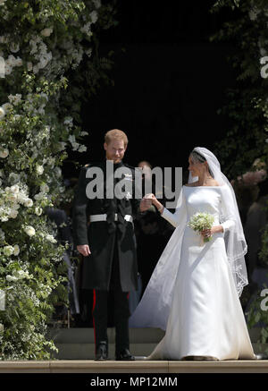 Prinz Harry und Meghan Markle verlassen St George's Chapel in Windsor Castle nach ihrer Hochzeit. Stockfoto