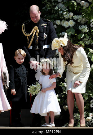 Der Herzog und die Herzogin von Cambridge mit Prince George und Prinzessin Charlotte verlassen St George's Chapel in Windsor Castle nach der Hochzeit von Prinz Harry und Meghan Markle. Stockfoto