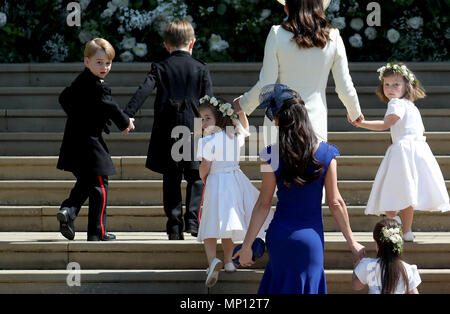 Die Herzogin von Cambridge, Prince George und Prinzessin Charlotte mit anderen Brautjungfern und Mitglieder der Hochzeit kommen an der St. George's Chapel in Windsor Castle für die Hochzeit von Prinz Harry und Meghan Markle. Stockfoto