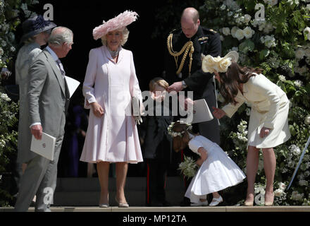 Der Prinz von Wales und die Herzogin von Cornwall, der Herzog und die Herzogin von Cambridge mit Prince George und Prinzessin Charlotte verlassen St George's Chapel in Windsor Castle nach der Hochzeit von Prinz Harry und Meghan Markle. Stockfoto
