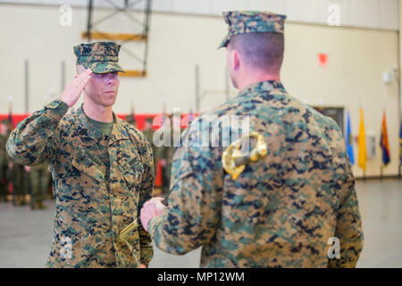 Sgt. Maj. Matthew A. Conrad begrüßt Oberstleutnant Jeffrey Pelt während einer Post- und Überdruckventil Zeremonie an Bord der Marine Corps Air Station Beaufort, März 8. Während der Zeremonie Conrad Sgt entlastet. Maj. Edward L. Hebron Jr. als Hauptsitz und Sitz Squadron Sergeant Major. Pelt ist der kommandierende Offizier der H&HS. Stockfoto