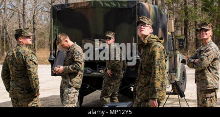 Us-Marines mit 2 Intelligenz Bataillon, II Marine Expeditionary Force, beobachten, wie der unbemannten Kreise um die Bäume in Camp Lejeune, N.C., 8. März 2018. Die Ausbildung wird Ihnen helfen die Marines ihre Kenntnisse im Betrieb der UAVs zu verbessern. Stockfoto