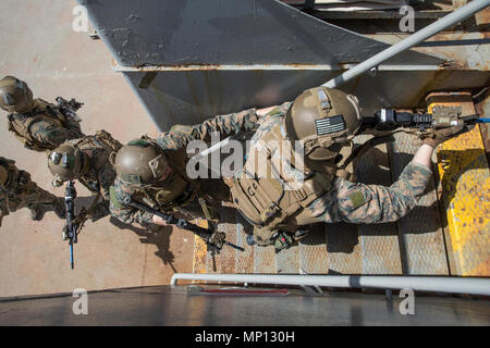 Die SOUDA BUCHT, Griechenland (8. März 2018) Marines zugeordnet zu maritimen Raid-Kraft (MRF), 26 Marine Expeditionary Unit (MEU), führen Sie einen simulierten besuchen, Board, Suche, und Beschlagnahme Betrieb an Bord der Schulschiff HS Aris (74), in der Marinebasis Souda Bay, Griechenland, 8. März 2018. Die NATO Maritime Verbot Operations Training Center (NMIOTC) gehostete Ausbildung des MRF als Teil einer zweiwöchigen Kurs, maritime Verbot Techniken zu NATO-Partnerstaaten zu unterrichten. Stockfoto