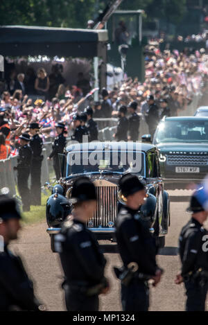 19. Mai 2018 - vor der königlichen Hochzeit in Windsor Castle, Prinz Harry, ist Meghan Markle Mutter Doria Ragland, reiste mit ihrem Schloss Windsor mit dem Auto. Doria wurde fotografiert weinend im Auto. Stockfoto