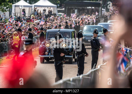 19. Mai 2018 - vor der königlichen Hochzeit in Windsor Castle, Prinz Harry, ist Meghan Markle Mutter Doria Ragland, reiste mit ihrem Schloss Windsor mit dem Auto. Doria wurde fotografiert weinend im Auto. Stockfoto