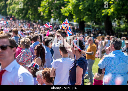 19. Mai 2018 - 100.000 royal Fans warten auf den langen Weg, jubeln und Wave Flags im Moment Prinz Harry und Meghan Markle sagen, dass Ihre Hochzeit Gelübde und Mann und Frau in Windsor Castle Stockfoto