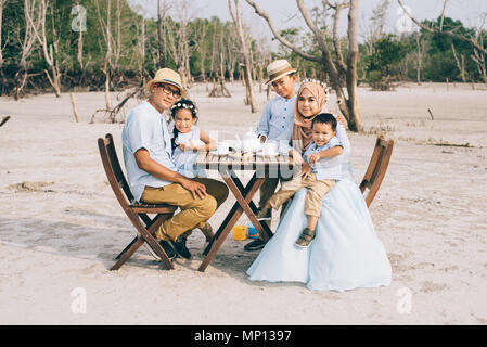 Gerne asiatische Familie in einem guten Moment des Glücks Picknick im Freien. Familie, Liebe und Beziehung Konzept Stockfoto