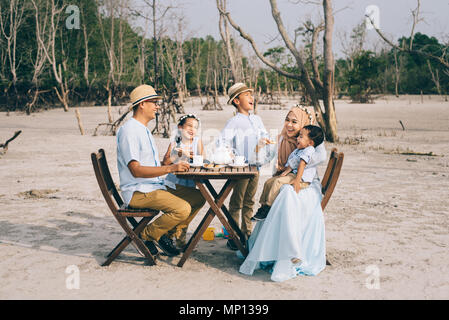 Gerne asiatische Familie in einem guten Moment des Glücks Picknick im Freien. Familie, Liebe und Beziehung Konzept Stockfoto