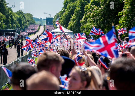 19. Mai 2018 - 100.000 royal Fans warten auf den langen Weg, jubeln und Wave Flags im Moment Prinz Harry und Meghan Markle sagen, dass Ihre Hochzeit Gelübde und Mann und Frau in Windsor Castle Stockfoto