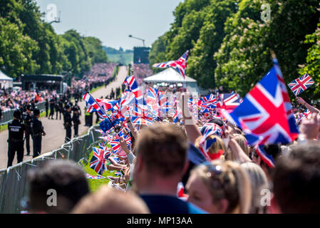 19. Mai 2018 - 100.000 royal Fans warten auf den langen Weg, jubeln und Wave Flags im Moment Prinz Harry und Meghan Markle sagen, dass Ihre Hochzeit Gelübde und Mann und Frau in Windsor Castle Stockfoto