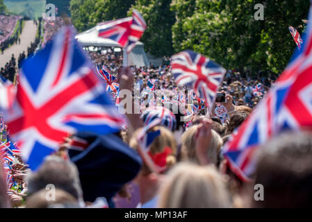 19. Mai 2018 - 100.000 royal Fans warten auf den langen Weg, jubeln und Wave Flags im Moment Prinz Harry und Meghan Markle sagen, dass Ihre Hochzeit Gelübde und Mann und Frau in Windsor Castle Stockfoto