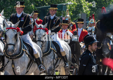 19. Mai 2018 - TRH der Herzog und die Herzogin von Sussex in ihre erste gemeinsame Kutschfahrt rund um Windsor nehmen unmittelbar nach ihrer königliche Hochzeit in Windsor Castle. Die Strecke endete auf dem langen Spaziergang, wo Massen laut Für das frisch vermählte Paar von Prinz Harry und Meghan Markle angefeuert. Stockfoto