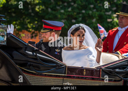 19. Mai 2018 - TRH der Herzog und die Herzogin von Sussex in ihre erste gemeinsame Kutschfahrt rund um Windsor nehmen unmittelbar nach ihrer königliche Hochzeit in Windsor Castle. Die Strecke endete auf dem langen Spaziergang, wo Massen laut Für das frisch vermählte Paar von Prinz Harry und Meghan Markle angefeuert. Stockfoto