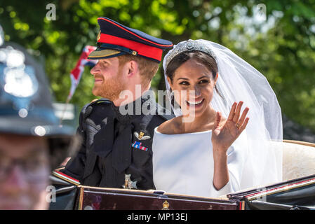 19. Mai 2018 - TRH der Herzog und die Herzogin von Sussex in ihre erste gemeinsame Kutschfahrt rund um Windsor nehmen unmittelbar nach ihrer königliche Hochzeit in Windsor Castle. Die Strecke endete auf dem langen Spaziergang, wo Massen laut Für das frisch vermählte Paar von Prinz Harry und Meghan Markle angefeuert. Stockfoto