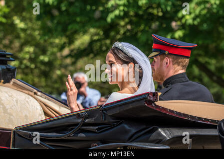 19. Mai 2018 - TRH der Herzog und die Herzogin von Sussex in ihre erste gemeinsame Kutschfahrt rund um Windsor nehmen unmittelbar nach ihrer königliche Hochzeit in Windsor Castle. Die Strecke endete auf dem langen Spaziergang, wo Massen laut Für das frisch vermählte Paar von Prinz Harry und Meghan Markle angefeuert. Stockfoto