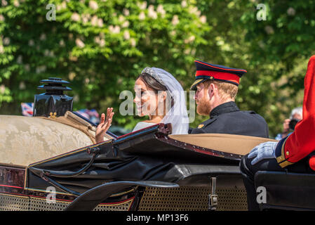 19. Mai 2018 - TRH der Herzog und die Herzogin von Sussex in ihre erste gemeinsame Kutschfahrt rund um Windsor nehmen unmittelbar nach ihrer königliche Hochzeit in Windsor Castle. Die Strecke endete auf dem langen Spaziergang, wo Massen laut Für das frisch vermählte Paar von Prinz Harry und Meghan Markle angefeuert. Stockfoto