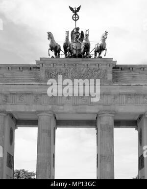 Brandenburger Tor (Deutsch: Brandenburger Tor), aus dem 18. Jahrhundert, neoklassizistisches Denkmal, gekrönt mit der Quadriga Wagen durch vier Pferde auf dem Laufenden gezeichnet, © Peter SPURRIER, Stockfoto