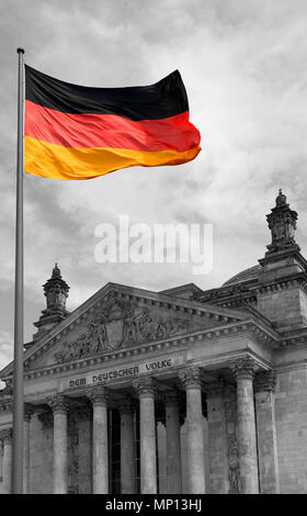 Berlin, Deutschland, 'Reichstag', Front, Elevation, Bundes republik Flagge, schwarz-weißes Gebäude, drei Farbe Flagge, Dienstag, 16.06.2009, © Peter SPURRIER Stockfoto