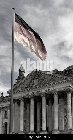 Berlin, Deutschland, 'Reichstag' Vorne, Höhe, Nation Flags Flying, Dienstag, 16.06.2009, © Peter SPURRIER. Stockfoto