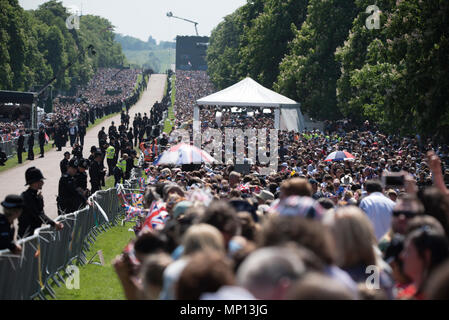19. Mai 2018 - Tausende von Royal Fans sehen und machen Fotos von Prinz Harry und Frau Meghan Markle, als sie sich während ihrer Prozession entlang der langen Pass zu Fuß nach Ihrer königliche Hochzeit in Windsor Castle. Stockfoto