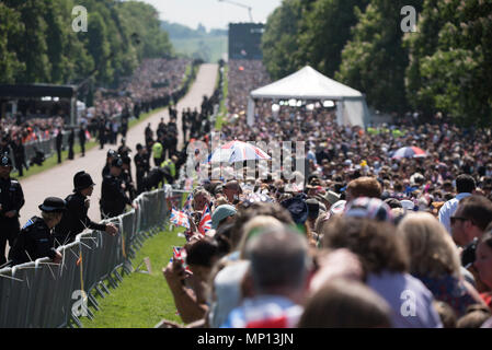 19. Mai 2018 - Tausende von Royal Fans sehen und machen Fotos von Prinz Harry und Frau Meghan Markle, als sie sich während ihrer Prozession entlang der langen Pass zu Fuß nach Ihrer königliche Hochzeit in Windsor Castle. Stockfoto
