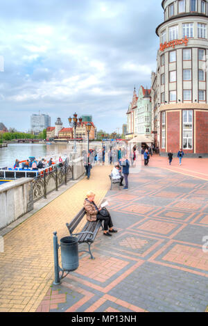 KALININGRAD, Russland - April 28.2018: Ethnographische und Handel-und-Craft Center Rybnaya derevnya in der Stadt Kaliningrad. Die Gebäude sind in t gebaut Stockfoto