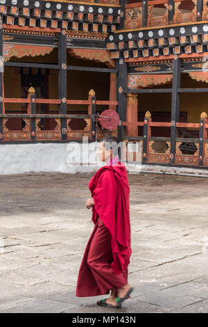 Ein buddhistischer Mönch trägt lila Roben wandern in Rinpung Dzong (Festung), Paro, Bhutan Stockfoto