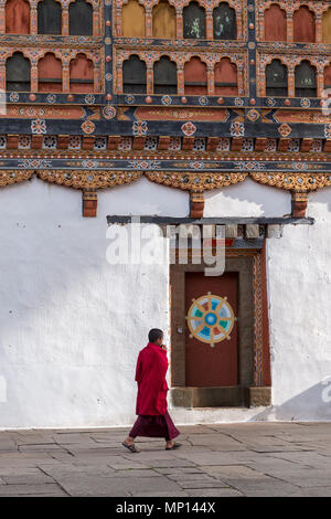 Ein buddhistischer Mönch trägt lila Roben wandern in Rinpung Dzong (Festung), Paro, Bhutan Stockfoto