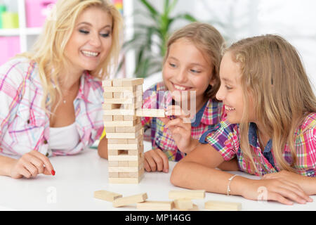 Mutter mit zwei liebenswerten Zwillingsschwestern Stockfoto