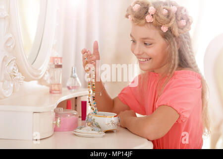 Adorable Mädchen in schönen rosa Kleid mit stilvolle Frisur Stockfoto