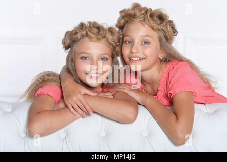 Zwei adorable Zwillingsschwestern im schönen rosa Kleider Stockfoto