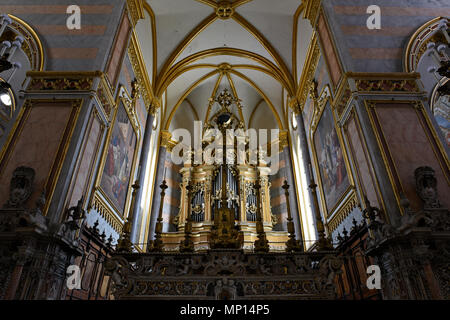 Der sehr dekorative Innenraum von San Domenico Maggiore Kirche in Neapel, Italien Stockfoto