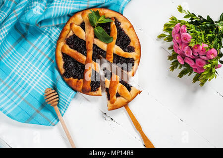 Hausgemachte Johannisbeere pie auf rustikalen weißer Tisch. Stockfoto