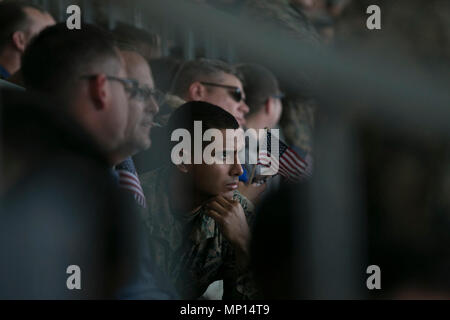 Ein Marine hört, Präsident der Vereinigten Staaten von Amerika Donald J. Trumpf bei der Marine Corps Air Station Miramar, Calif., 13. März 2018. Präsident Trump besucht MCAS Miramar, die Teil einer größeren Reise nach Kalifornien, mit Service Mitglieder und ihre Familien zu sprechen. Stockfoto