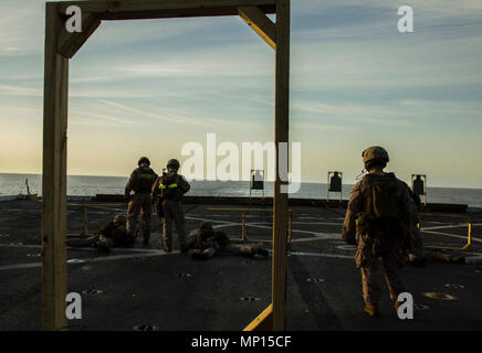 Mittelmeer (14. März 2018) Marines Bataillon Landung Team 2 Bataillon zugeordnet, 6 Marine Regiment, 26 Marine Expeditionary Unit (MEU) feuert seine M4 Carbine Gewehr bei einer routinemässigen deck Schießen an Bord der San Antonio-Klasse amphibious Transport dock USS New York (LPD-21) 14. März 2018. Marines durchgeführt, um die Ausbildung ihrer Bekämpfung Fähigkeiten und Kenntnisse zu pflegen, während der US-Flotte 6 Bereich der Operationen eingesetzt. 6. US-Flotte mit Sitz in Neapel, Italien, führt das gesamte Spektrum von Gelenk- und Naval operations, oft im Konzert mit Allied und interagency Partnern in der o Stockfoto